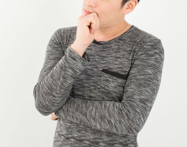 魚を食べるメリットについて考える男性
