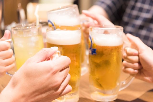 ビールを持って乾杯する人たち